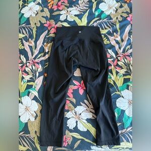 Black Lululemon High-Waisted Cropped Leggings